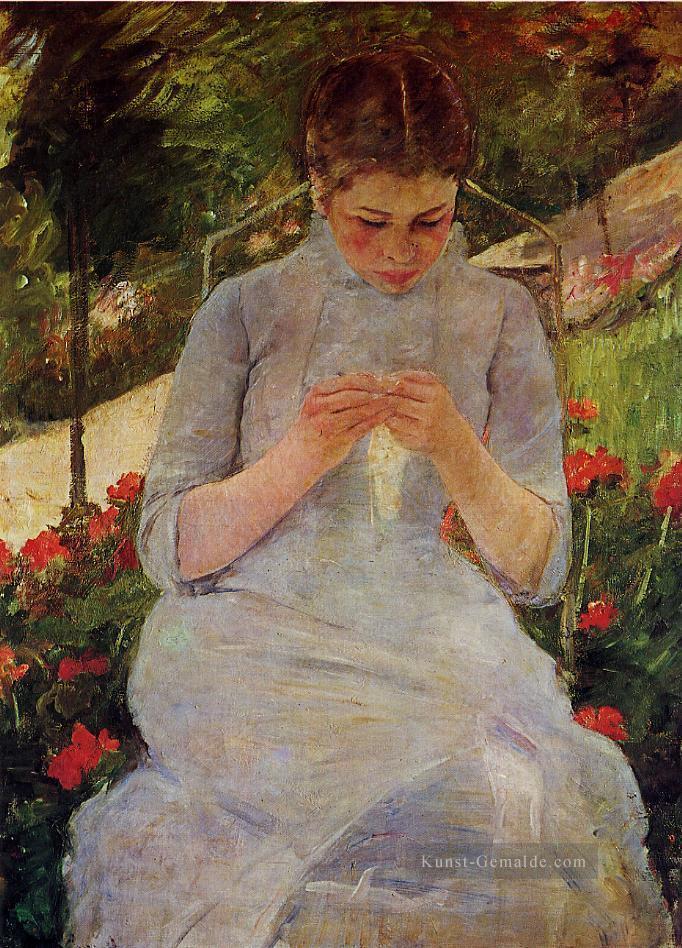 Junge Frau Nähen in einem Garten Mütter Kinder Mary Cassatt Ölgemälde